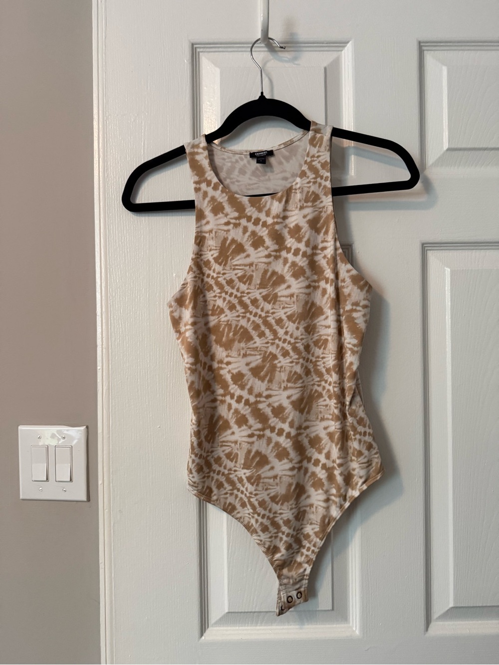 Express Tie-Dye Sleeveless Bodysuit - Beige & White